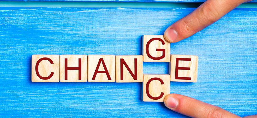 Träbrickor som bildar orden change och chance